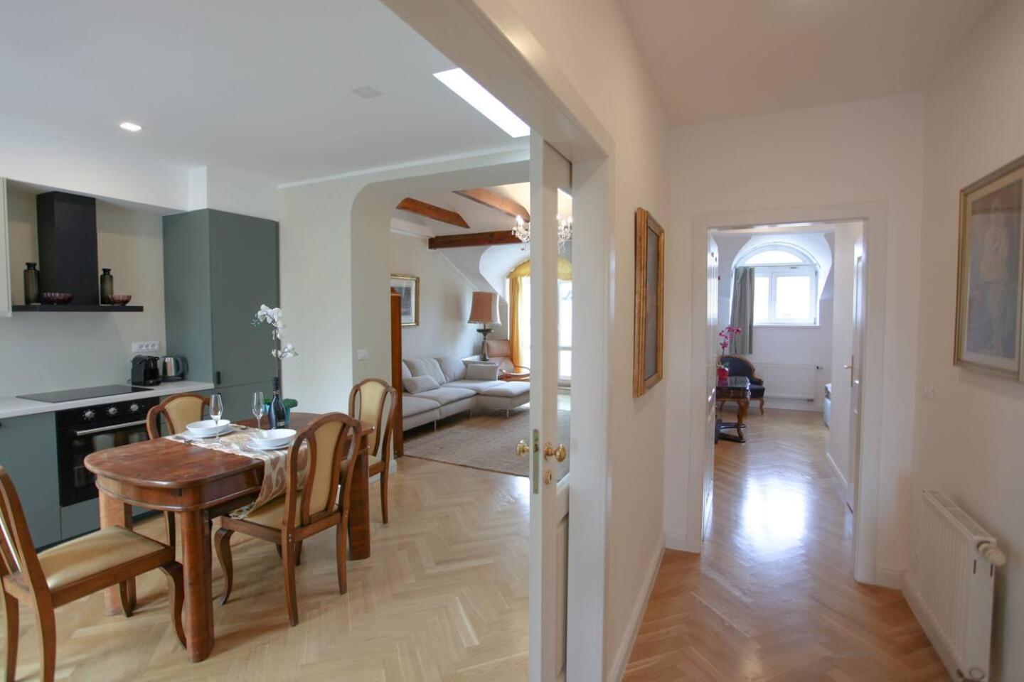 Charles Bridge Unique Maisonette * Prag