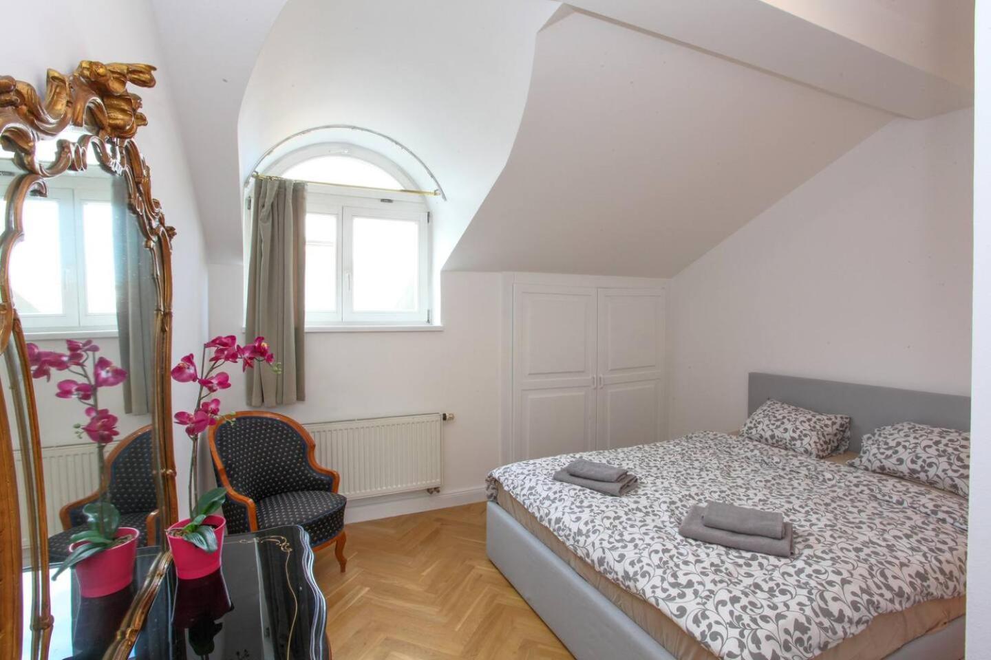 Charles Bridge Unique Maisonette * Prag