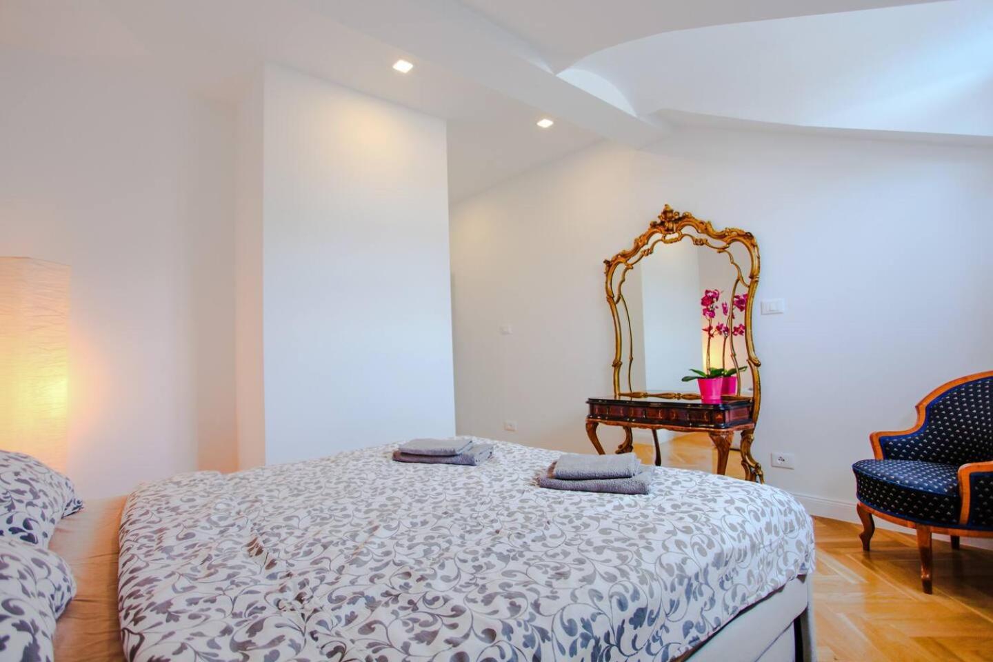 Charles Bridge Unique Maisonette Prag